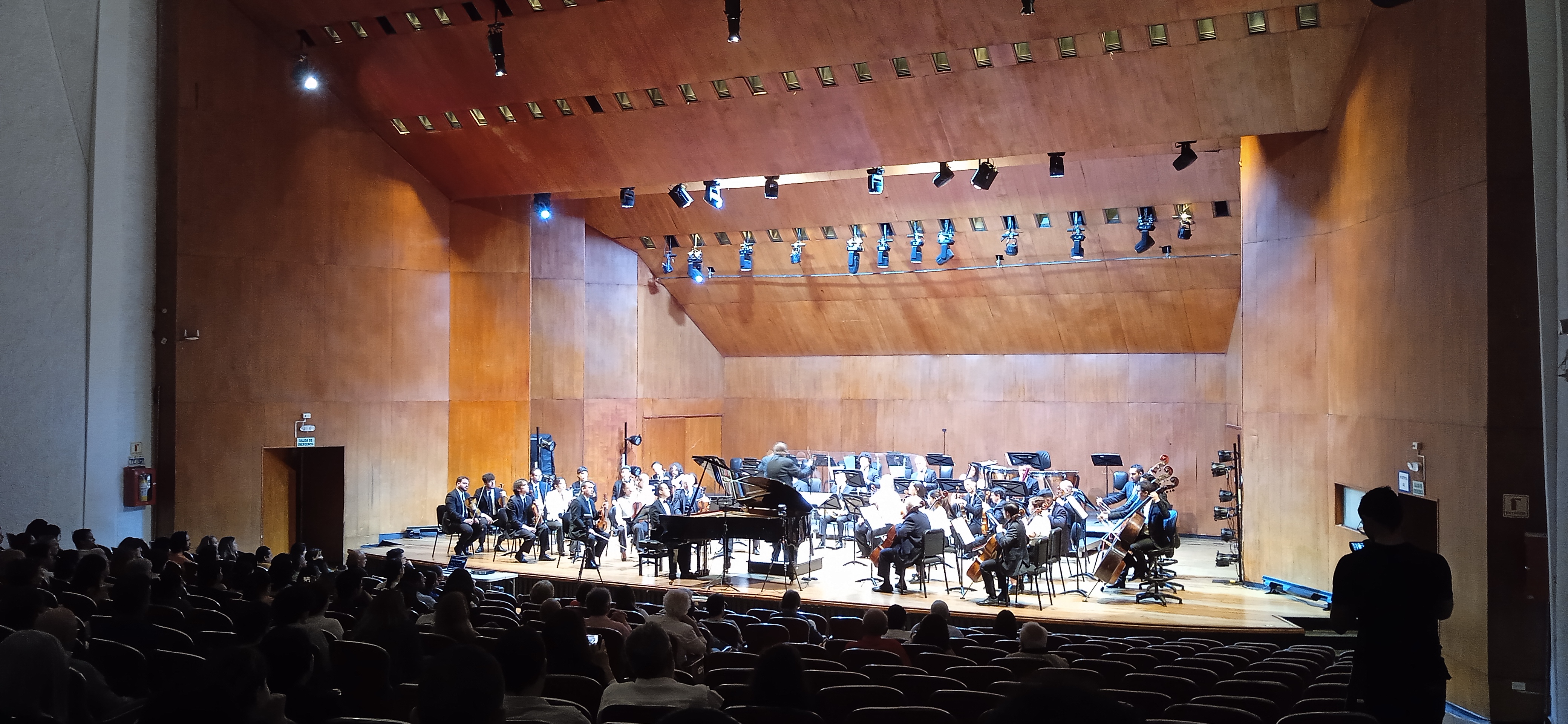 La Orquesta Filarmónica de Cali presentó Metamorfosis Sonoras, un concierto de temporada que propuso un tránsito por distintas atmósferas musicales, donde cada obra abrió un nuevo paisaje y fue llevando al público por diversos estados.
