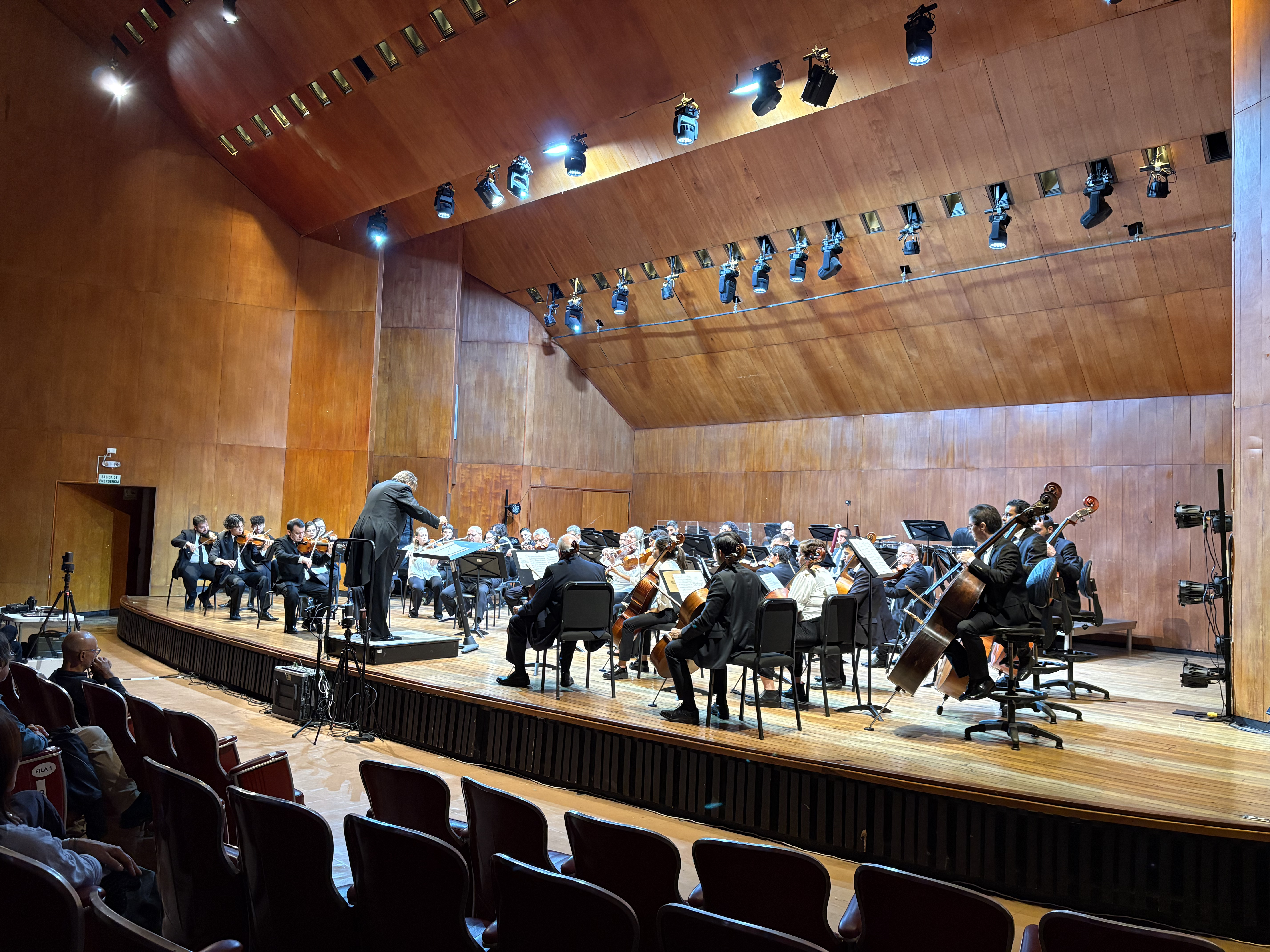 La Orquesta Filarmónica de Cali presentó Metamorfosis Sonoras, un concierto de temporada que propuso un tránsito por distintas atmósferas musicales, donde cada obra abrió un nuevo paisaje y fue llevando al público por diversos estados.