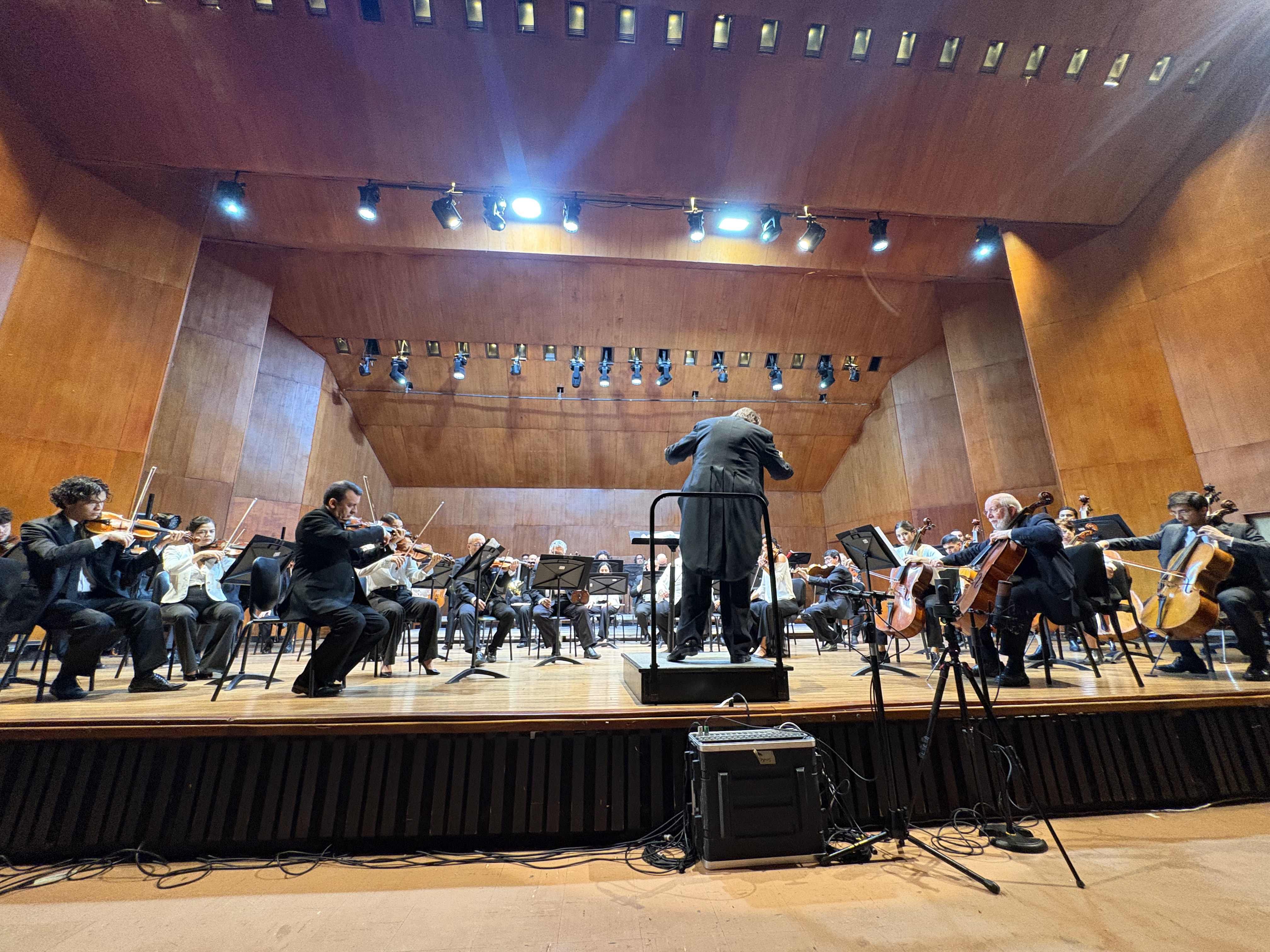 La Orquesta Filarmónica de Cali presentó Metamorfosis Sonoras, un concierto de temporada que propuso un tránsito por distintas atmósferas musicales, donde cada obra abrió un nuevo paisaje y fue llevando al público por diversos estados.